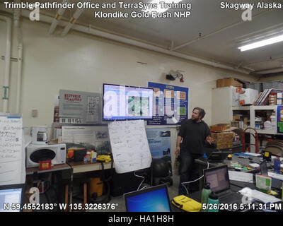 Dieses Bild zeigt eine Schulungssitzung mit Trimble Pathfinder Office und TerraSync. Die Schulung ist Teil der Bemühungen, die Kartierungs- und Datenerfassungskapazitäten für das Parkmanagement und die Umweltüberwachung in den Nationalparks Alaskas zu verbessern. Stockfoto