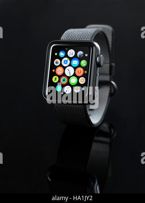 Glänzende Stahl Apple Watch Serie 2 Smartwatch mit app-Symbole auf display isolierten auf schwarzen Hintergrund Stockfoto