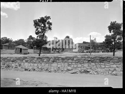 Dieses historische Bild aus dem Jahr 1935 zeigt den Bau der Bright Angel Lodge am Grand Canyon, die mit Hilfe des Civilian Conservation Corps als Lodge für Parkbesucher erbaut wurde. Stockfoto