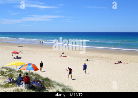 Eine Menge von Menschen genießen den Strand und das Meer Coolum Beach an der Sunshine Coast, Queensland, Australien. Stockfoto