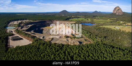 Luftbild Drohne über einem Steinbruch mit Glasshouse Mtns im Hintergrund in der Nähe von Beerwah an der Sunshine Coast, Queensland, Australien. Stockfoto