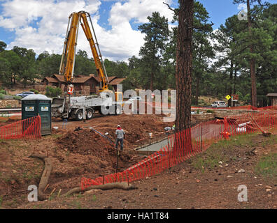 Dieses Bild zeigt den Bau des Grand Canyon Railway Depot Area und zeigt die Bemühungen, die Infrastruktur zu erweitern, während die historische und natürliche Integrität des Parks erhalten bleibt. Es beleuchtet die Entwicklung von Verkehrssystemen innerhalb des Parks. Stockfoto