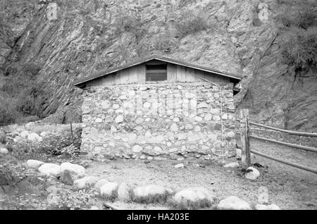 Die Phantom Ranch am Fuße des Grand Canyon ist eine historische Stätte, die tief mit dem frühen Tourismus verbunden ist. Gegründet 1922, spielte Fred Harvey Corral eine wichtige Rolle in der Geschichte des Grand Canyon und bot Besuchern Dienstleistungen an. Stockfoto