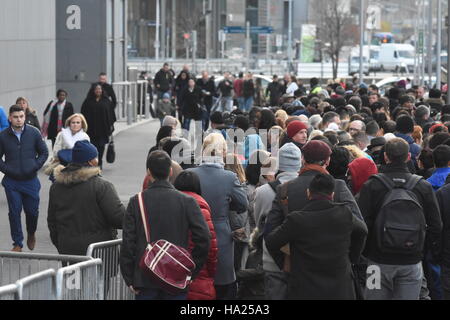 Dublin, Irland. 25. November 2016. Mehr als 2.000 Menschen versammelten sich im Convention Centre in Dublin, neueste Staatsbürger zu werden. Da die Staatsbürgerschaft Zeremonien vor fünf Jahren begann, haben 95.000 Menschen aus 170 Ländern ihren Weg zu dem Gebäude auf den Kais, den Eid der Treue zu Irland gemacht. © John Rooney/Pacific Press/Alamy Live-Nachrichten Stockfoto