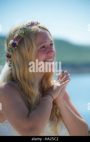 Junge Frau heiraten am Porthcressa Strand, Scilly-Inseln Stockfoto