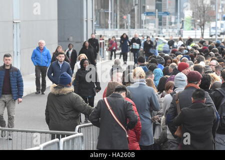 Dublin, Irland. 25. November 2016. Mehr als 2.000 Menschen versammelten sich im Convention Centre in Dublin, neueste Staatsbürger zu werden. Da die Staatsbürgerschaft Zeremonien vor fünf Jahren begann, haben 95.000 Menschen aus 170 Ländern ihren Weg zu dem Gebäude auf den Kais, den Eid der Treue zu Irland gemacht. © John Rooney/Pacific Press/Alamy Live-Nachrichten Stockfoto