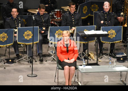 Dublin, Irland. 25. November 2016. Minister für Justiz Frances Fitzgerald Staatsbürgerschaft Kandidaten und deren Gäste gesagt, es war eine beunruhigende Jahr International, mit "sehr strittigen Austritt und USA Wahlkampf" und "einige Härten der Einstellungen für die Aufnahme von Asylbewerbern. © John Rooney/Pacific Press/Alamy Live-Nachrichten Stockfoto