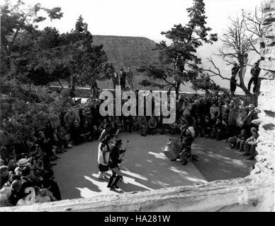 Grand Canyon Nps 5185511691 01898 Grand Canyon Tänzerinnen im Hopi House 1949 Stockfoto