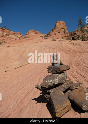 Ein Steinhaufen im Hinterland in einem Nationalpark, der Wanderer führt und Wanderwege in abgelegenen Gegenden markiert. Cairns sind wichtige Navigationsinstrumente in Gebieten ohne freie Wege, die eine sichere Fahrt durch raues Gelände bei minimaler Umweltbelastung gewährleisten. Stockfoto