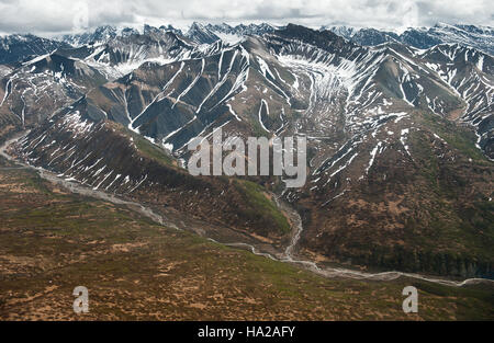 Dieses Luftbild zeigt einen weiten Blick auf die Wrangell-St. Elias National Park & Preserve, einer der größten Nationalparks in den USA, bekannt für seine zerklüfteten Landschaften, Gletscher und vielfältigen Ökosysteme. Stockfoto