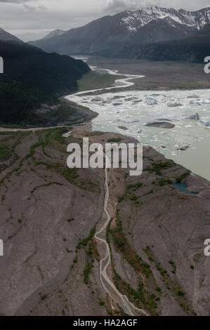 Ein Luftfoto, das die weite Wildnis der Wrangell-St. einfängt Elias National Park & Preserve, einer der größten Nationalparks der USA, bietet einen atemberaubenden Blick auf Gletscher, Berge und Täler. Stockfoto