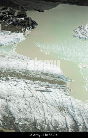 Ein Blick aus der Luft auf die Wrangell-St. Der Elias National Park & Preserve, Alaska, zeigt die weitläufige Wildnis, Gletscher und zerklüftete Berglandschaft, die dieses riesige Naturschutzgebiet ausmachen. Stockfoto