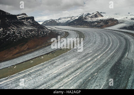 Ein Luftbild von Wrangell-St. Elias National Park & Preserve, mit seiner weiten Wildnis und seinem bergigen Gelände. Dieser Park ist einer der größten in den USA, bekannt für seine abgelegene Schönheit und ökologische Vielfalt. Stockfoto
