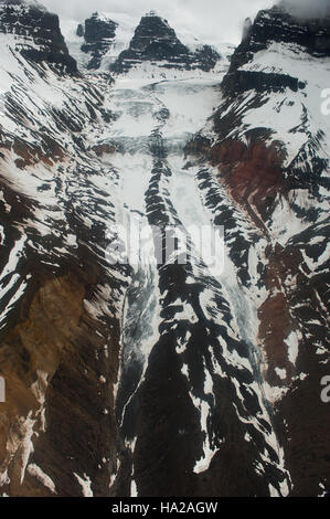 Eine Luftaufnahme von Wrangell-St. Der Elias National Park & Preserve zeigt die weitläufige Wildnis, Gletscher und vielfältige Ökosysteme, die innerhalb dieses Nationalparks Alaskas geschützt sind. Stockfoto