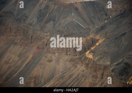 Dieses Luftbild fängt die weitläufige Landschaft der Wrangell-St. ein Der Elias National Park & Preserve bietet eine riesige Wildnis, zerklüftete Berge, Gletscher und vielfältige Ökosysteme. Der Park ist der größte Nationalpark in den Vereinigten Staaten, der für seine natürliche Schönheit und Tierwelt bekannt ist. Stockfoto