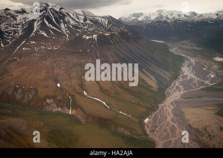 Ein Luftbild, das die atemberaubende Aussicht auf die Wrangell-St. zeigt Elias National Park & Preserve. Das Bild zeigt die weite Wildnis des Parks, die zerklüfteten Berge und die Gletscher. Der Park ist bekannt für seine unberührte Umgebung und die vielfältige Tierwelt, die Einblicke in abgelegene Landschaften und Ökosysteme Alaskas bietet. Stockfoto