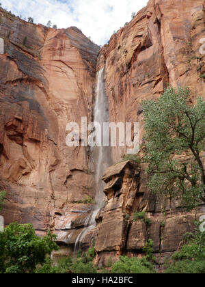Ein Foto des Wasserfalls am Tempel von Sinawava, Zion-Nationalpark, das die natürlichen Merkmale und geologischen Formationen des Parks zeigt Stockfoto