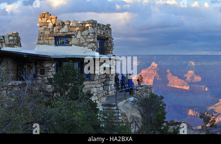 Dieses atemberaubende Foto, aufgenommen im Grand Canyon National Park, zeigt Lookout Studio bei Sonnenuntergang. Das Bild fängt die atemberaubende Landschaft des Canyons ein und zeigt seine Weite und leuchtenden Farben während der goldenen Stunde. Stockfoto