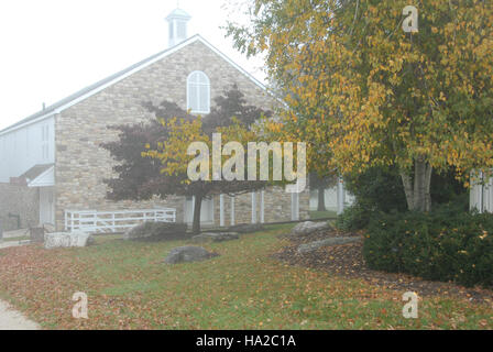 Dieses Foto des Valley Forge National Park fängt die ruhige Schönheit des Parks während der Herbstsaison ein, mit einer nebeligen Atmosphäre, die eine friedliche und ätherische Szene schafft. Das Bild zeigt die historische Bedeutung von Valley Forge, bekannt für seine Rolle während der Amerikanischen Revolution. Stockfoto