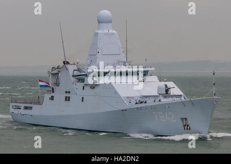 Die niederländische Marine (Koninklijke Marine) patrol Vessel, HNLMS Friesland (P 842) in Portsmouth, Großbritannien am 21. November 2014 ankommen. Stockfoto