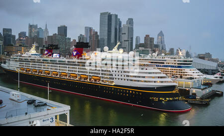 Disney Cruise Schiff angedockt in Manhattan, New York Stockfoto