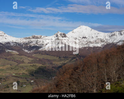 Der erste Schnee. Blick auf den Pas de Peyrol Road (Straße D17) und das Mandaille Tal, den Gipfel des Puy Mary. Cantal, Auvergne, Frankreich. Stockfoto