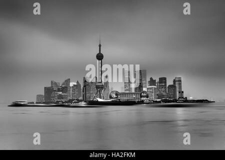 entfernte getrennte Pudong-Insel in Shanghai Stadt von China mit modernen Wolkenkratzern Cityline bei Regenwetter im unscharf Fluss Gewässer Bucht Stockfoto