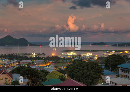 Blick auf den Sonnenuntergang der Seychellen Hauptstadt Victoria, Mahé Stockfoto