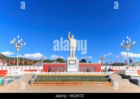 Lijiang, China - 10. November 2016: Massive Statue an Mao Tse Tung gegen blauen Himmel in Lijiang-Hauptplatz Stockfoto