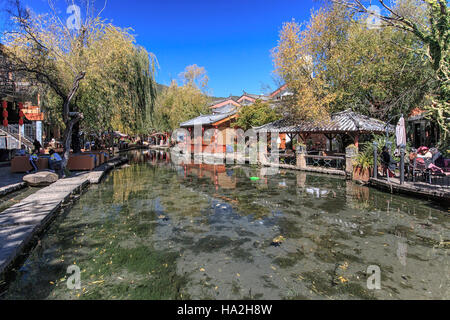 Lijiang, China - 14. November 2016: Main Square von ShuHe Altstadt, nicht weit von der Altstadt von Lijiang Stockfoto