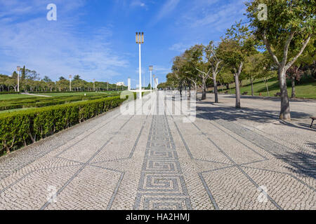 Lissabon, Portugal. Typische portugiesische Handarbeit Kopfsteinpflaster in den Park Eduardo VII. Größte Park im Zentrum Stadt. Stockfoto