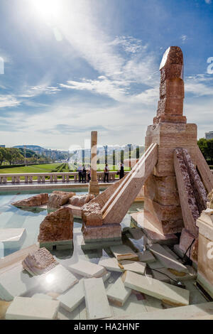 Eduardo VII Park. Umstrittene Denkmal zu den 25 de Abril Revolution in übersehen oder Vista Aussichtspunkt des Parks gebaut. Stockfoto