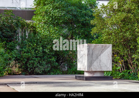 Kunst schmücken den Garten der Calouste Gulbenkian Foundation. Ein sehr beliebter städtischer Park für die Öffentlichkeit zugänglich. Stockfoto