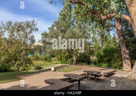 Tische und Bänke im Garten der Calouste Gulbenkian Foundation. Ein sehr beliebter städtischer Park für die Öffentlichkeit zugänglich. Stockfoto