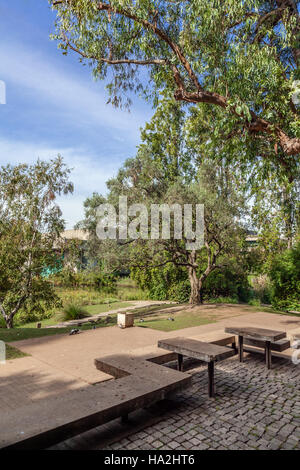 Tische und Bänke im Garten der Calouste Gulbenkian Foundation. Ein sehr beliebter städtischer Park für die Öffentlichkeit zugänglich. Stockfoto