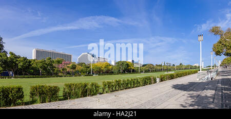 Lissabon, Portugal. Typische portugiesische Handarbeit Kopfsteinpflaster in den Park Eduardo VII. Größte Park im Zentrum Stadt. Stockfoto