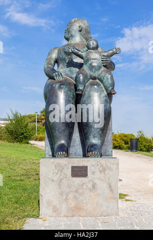 Die Mutterschaft, eine Statue von Fernando Botero. Kaufte die Stadt von Lissabon, die es sich Amalia Rodrigues Garten befindet. Stockfoto