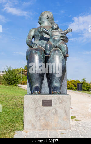 Die Mutterschaft, eine Statue von Fernando Botero. Kaufte die Stadt von Lissabon, die es sich Amalia Rodrigues Garten befindet. Stockfoto