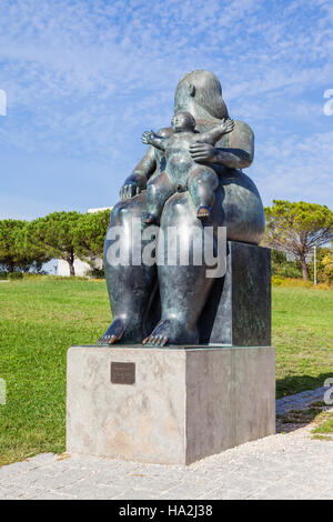 Die Mutterschaft, eine Statue von Fernando Botero. Kaufte die Stadt von Lissabon, die es sich Amalia Rodrigues Garten befindet. Stockfoto