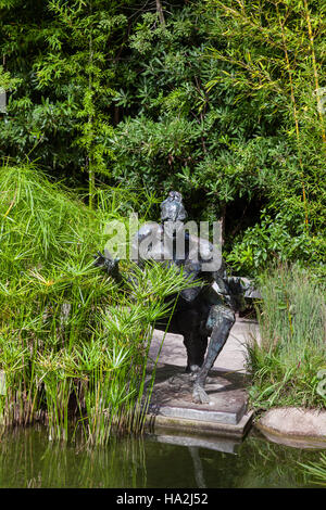 Kunst schmücken den Garten der Calouste Gulbenkian Foundation. Ein sehr beliebter städtischer Park für die Öffentlichkeit zugänglich. Stockfoto