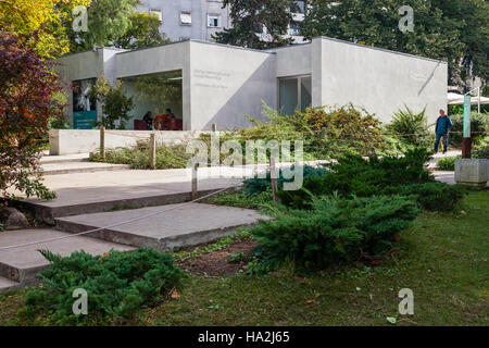 Lissabon, Portugal - 19. Oktober 2016: Goncalo Ribeiro Teles Interpretative Centre und Cafeteria im Garten Calouste Gulbenkian. Stockfoto
