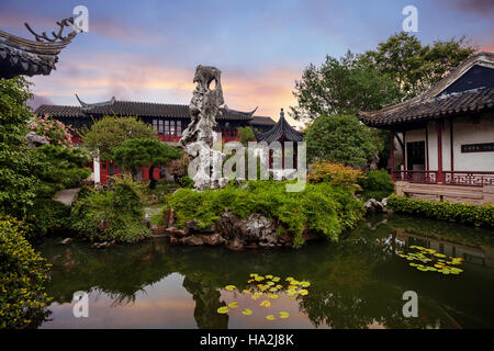 Gelehrter Stein in anhaltenden Garten, Suzhou, Jiangsu, China Stockfoto