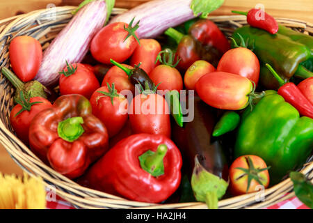 Korb mit frischen Tomaten, Paprika, Auberginen und Peperoni Stockfoto