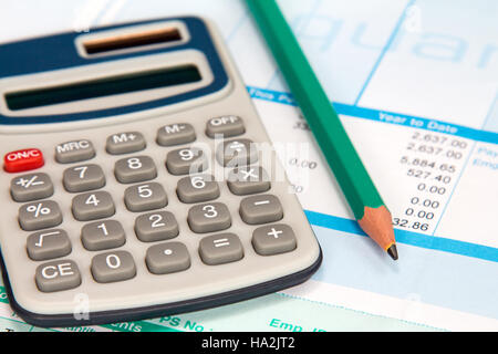 Digitaler Taschenrechner und Bleistift auf die Aussage von Lohn-und Gehaltsabrechnung details Stockfoto