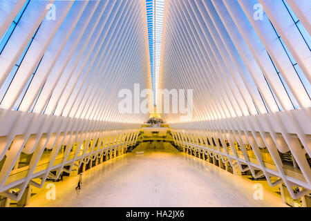 NEW YORK CITY, USA - 23. Oktober 2016: The Westfield World Trade Center Mall und Transport Center in Lower Manhattan. Stockfoto