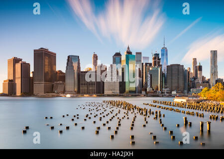 Skyline von New York City am East River. Stockfoto