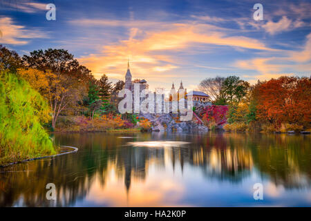 Central Park in New York City im Schloss Belvedere einen herbstlichen Sonnenuntergang. Stockfoto