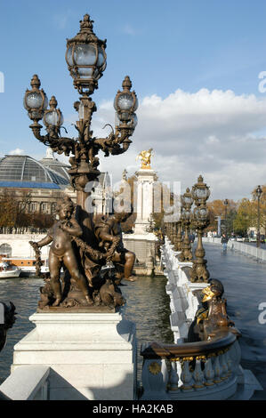 Paris, Frankreich - 17. Dezember 2002: Statuen der Brücke Alexander III im Paris France Stockfoto