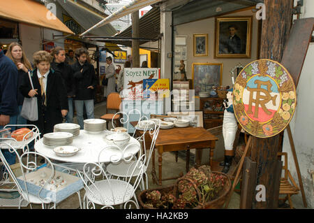 Paris, Frankreich - 3. November 2002: Menschen, Einkaufen auf dem Flohmarkt von Clignancourt in Paris Frankreich Stockfoto