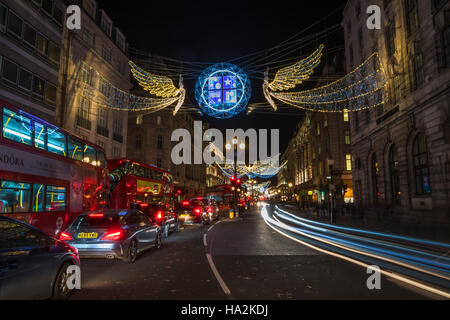 LONDON - 25. November 2016: Weihnachtsbeleuchtung auf Regent Street, London, UK. Stockfoto